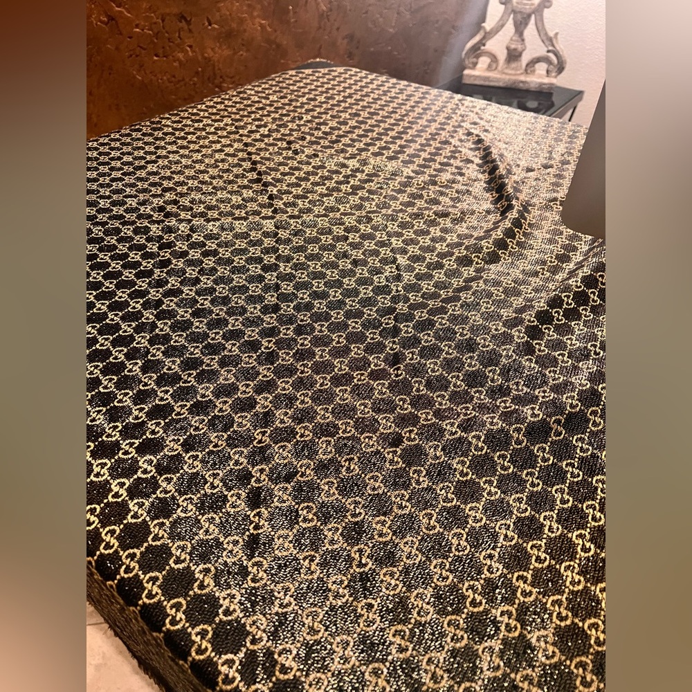 Brand new, authentic New Gucci Silk shawl/scarf - Picture 8 of 11